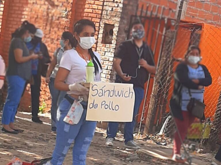 «Lo que importa son las ganas de salir adelante»: Periodista responde críticas y burlas por vender comida en la calle