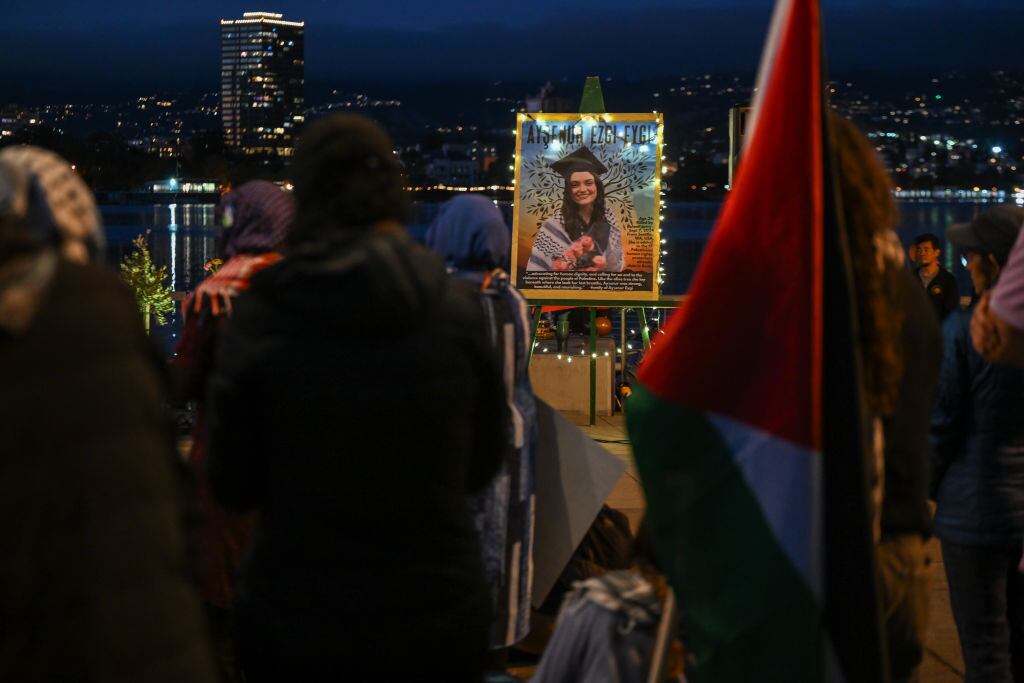 En Oakland de California se homenajea a Aysenur Ezgi Eygi, la activista estadounidense asesinada por fuerzas de Israel mientras protestaba en Cisjordania