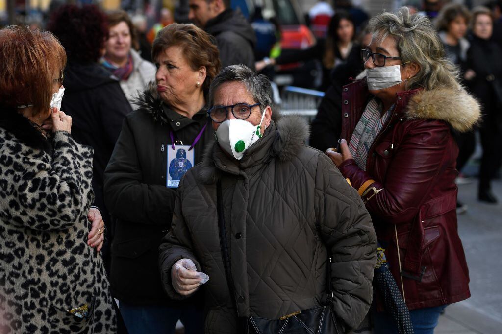 Ciudadanas de Madrid utilizan mascarillas para prevenir el contagio del coronavirus