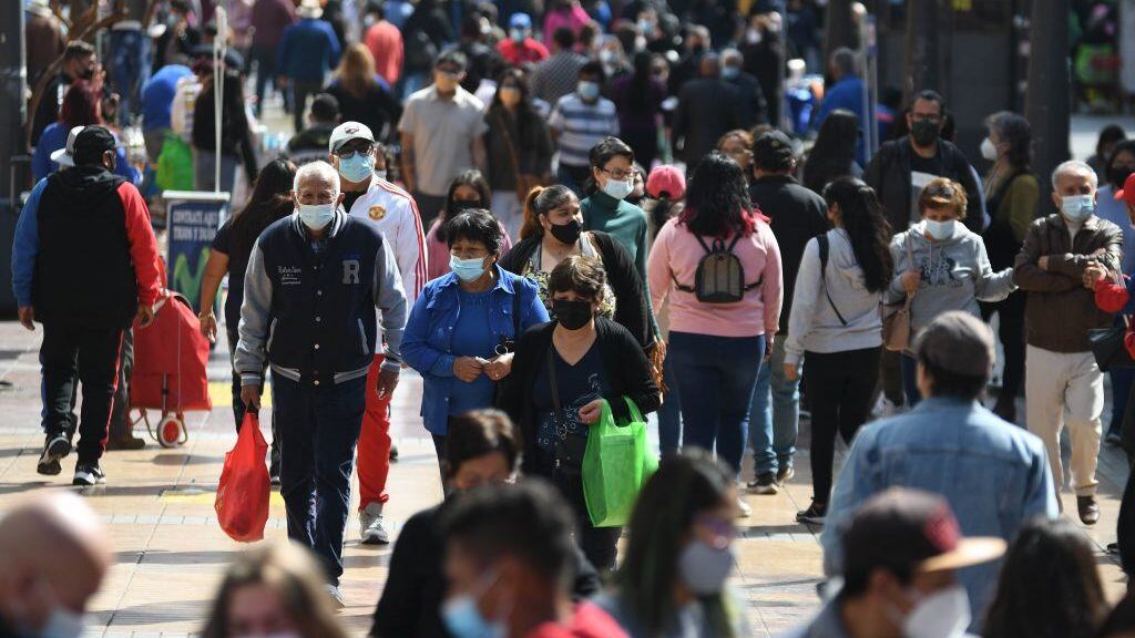 20 DE JULIO 2021/ANTOFAGASTA Personas transita por el centro de la ciudad mientras realizan sus diligencias ,durante fase 4 del plan paso a paso del gobierno nacional durante la pandemia COVID-19 que afecta al país
FOTO CAMILO ALFARO/AGENCIAUNO