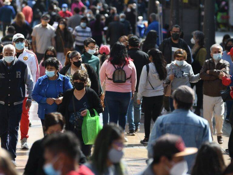 20 DE JULIO 2021/ANTOFAGASTA Personas transita por el centro de la ciudad mientras realizan sus diligencias ,durante fase 4 del plan paso a paso del gobierno nacional durante la pandemia COVID-19 que afecta al país
FOTO CAMILO ALFARO/AGENCIAUNO