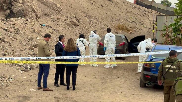 Hallazgo de mujer fallecida al interior de un auto con impactos balísticos en Arica