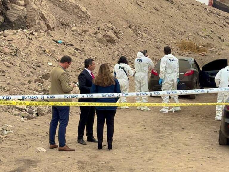Hallazgo de mujer fallecida al interior de un auto con impactos balísticos en Arica
