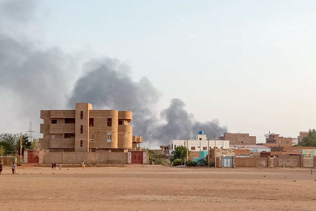 El humo se levanta sobre Jartum por los combates armados en Sudán