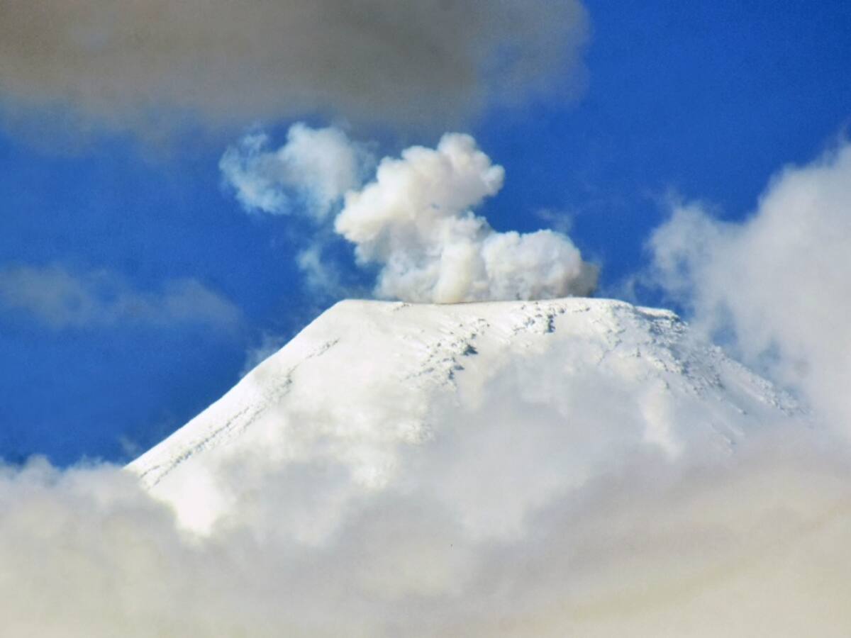 Se registra explosión en volcán Villarrica: ceniza se elevó a 190 metros sobre el cráter