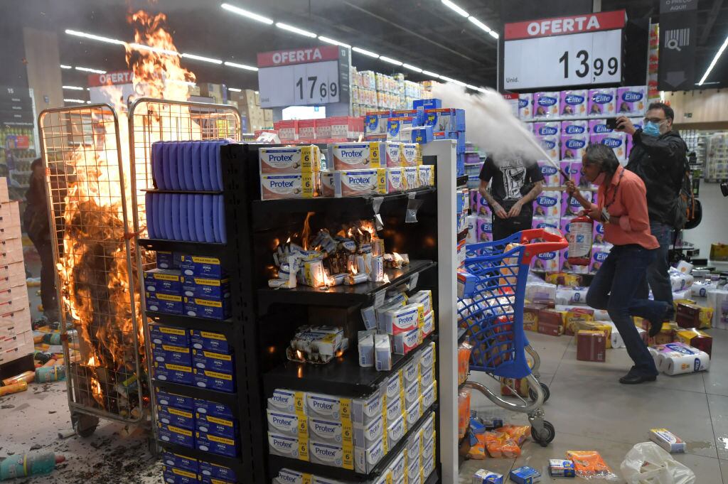 Manifestantes incendian una góndola de un supermercado Carrefour en Sao Paulo