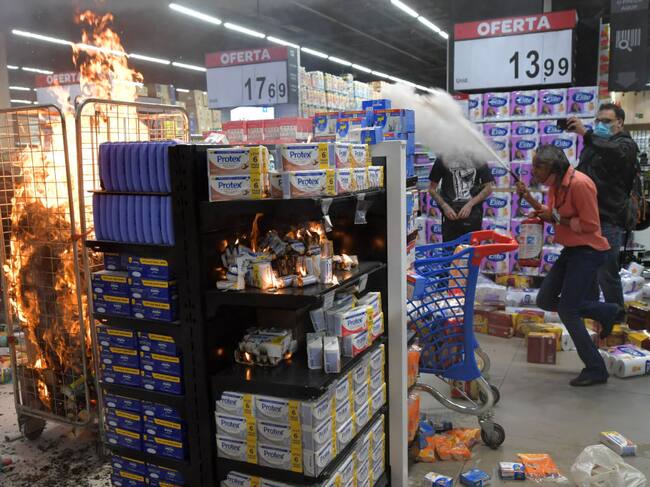 Manifestantes incendian una góndola de un supermercado Carrefour en Sao Paulo