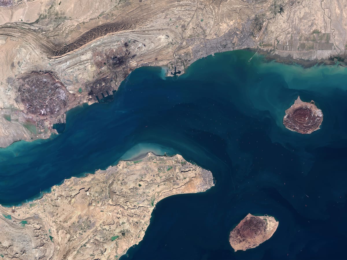 Irán dice que sus Fuerzas Armadas deberán ser la autoridad responsable del estrecho de Ormuz: así exige el pago