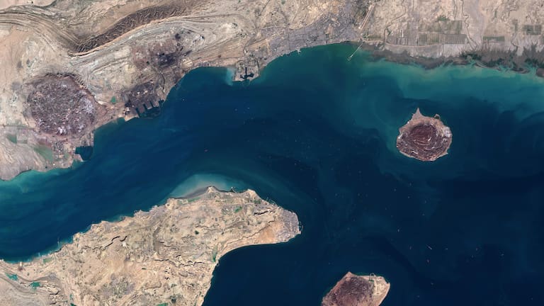 Irán dice que sus Fuerzas Armadas deberán ser la autoridad responsable del estrecho de Ormuz: así exige el pago
