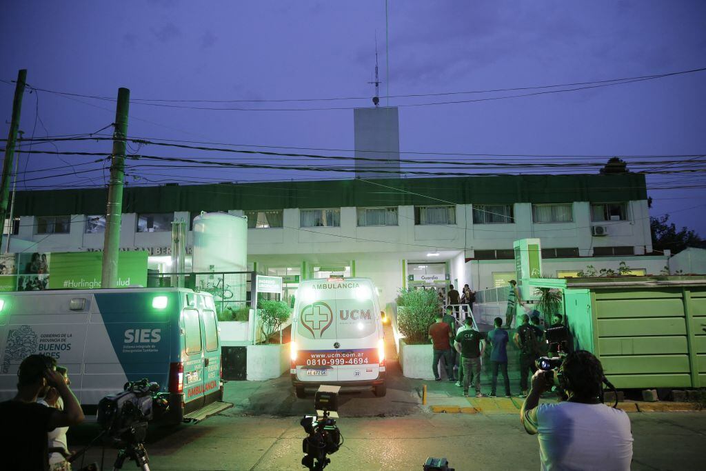 Ambulancias trasladan a afectados del consumo de droga envenenada en Buenos Aires