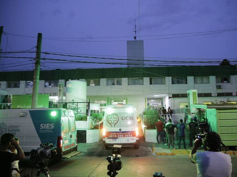 Ambulancias trasladan a afectados del consumo de droga envenenada en Buenos Aires