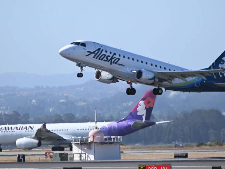 Piloto enfrenta 83 cargos de intento de homicidio tras intentar apagar los motores de un avión en pleno vuelo