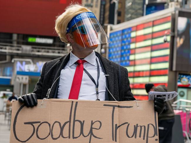 Un fanático despidiendo a Trump
