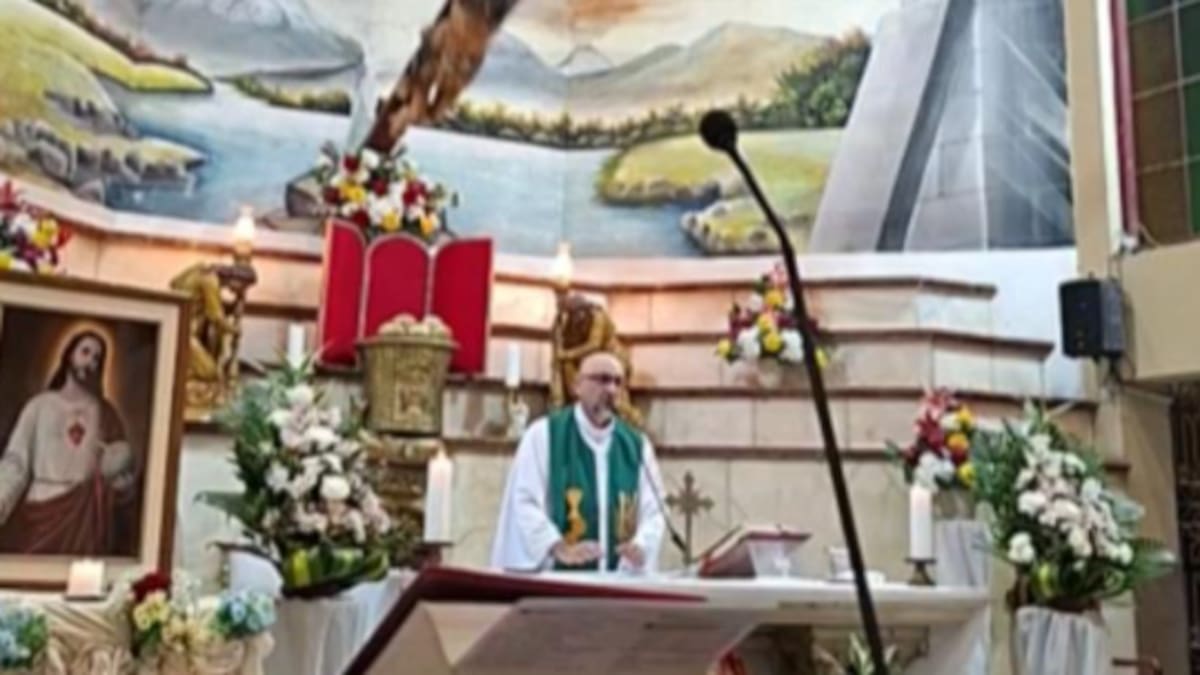 Misa termina en tragedia en Ecuador: sacerdote muere tras ser golpeado por una cruz que cayó de la pared