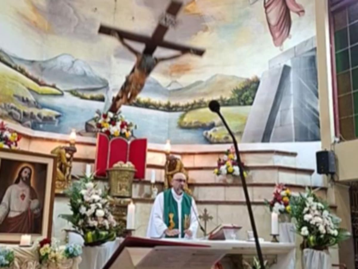 Misa termina en tragedia en Ecuador: sacerdote muere tras ser golpeado por una cruz que cayó de la pared
