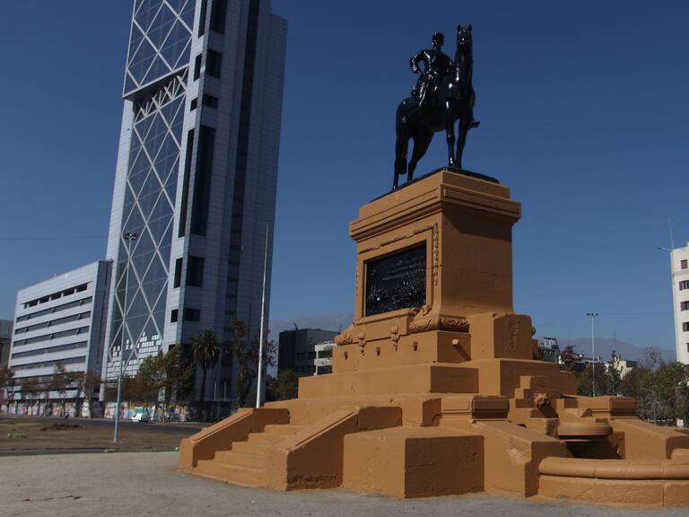 19 DE ABRIL 2020 / SANTIAGO
Policia utiliza mascarilla mienstras resguarda la estatua del General Manuel Baquedano González,
que es nuevamente pintada tras constantes manifestaciones que se realizaron desde el 18 de octubre del 2019, y que hasta hoy a pesar de la pandemia las personas han continuado rayadando con consignas en contra del Gobierno del Presidente Sebastíán Piñera, Santiago.
FOTO: AILEN DIAZ/AGENCIAUNO
