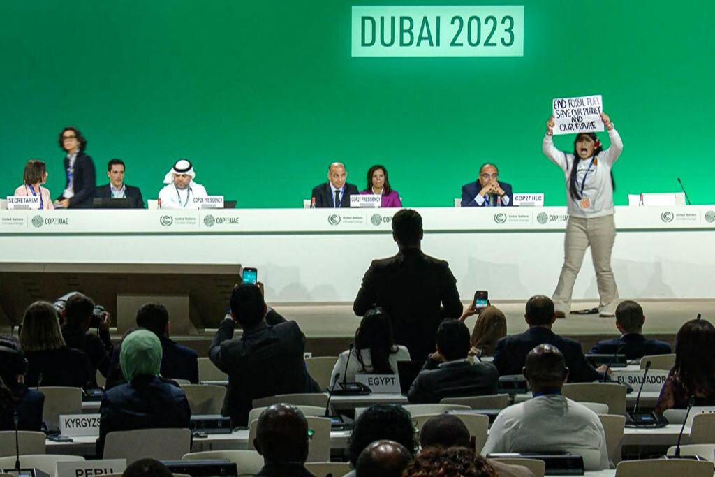 Manifestante rechaza el uso de combustibles fósiles en medio de la Conferencia Climática de la ONU COP28 que desarrolla en Dubái de EAU