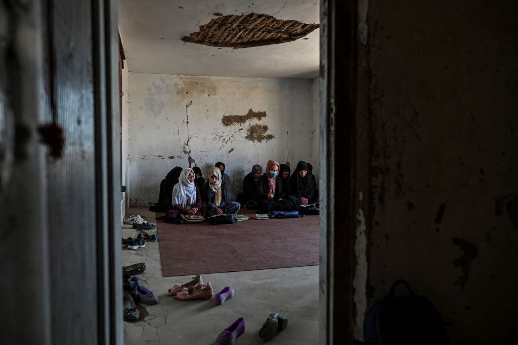 Niñas afganas en su sala de clases en la villa Jangalak a fines de 2021