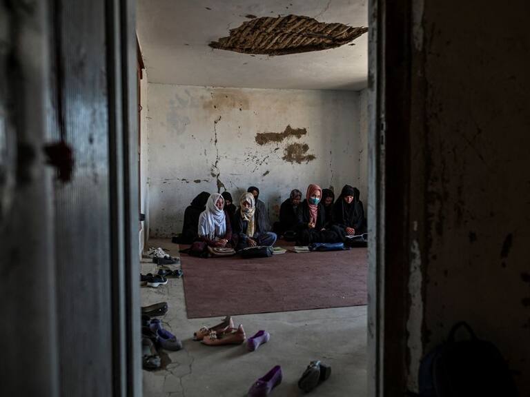 Niñas afganas en su sala de clases en la villa Jangalak a fines de 2021