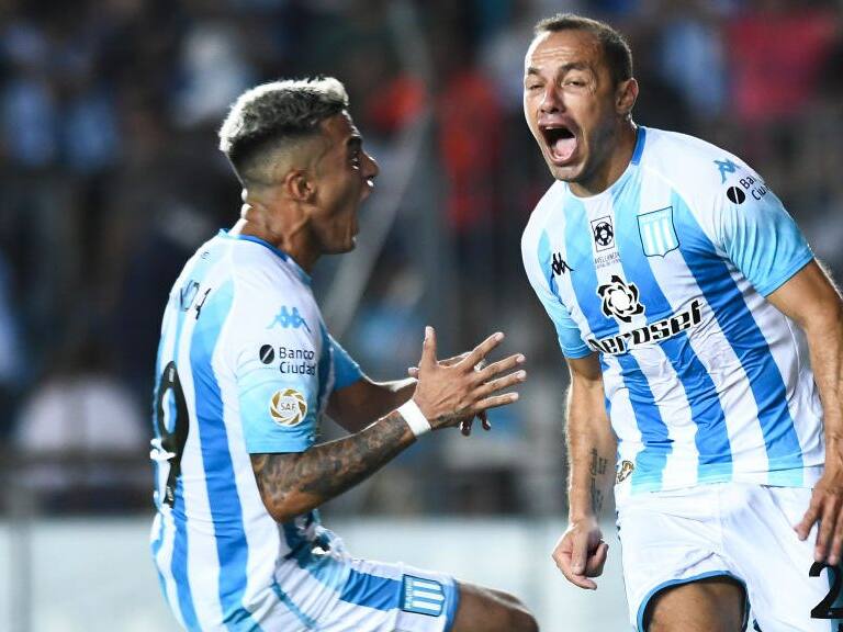 AVELLANEDA, ARGENTINA - FEBRUARY 09: Marcelo Diaz of Racing Club celebrates after scoring the first goal of his team during a match between Racing Club and Independiente as part of Superliga 2019/20 at Presidente Peron Stadium on February 9, 2020 in Avellaneda, Argentina. (Photo by Rodrigo Valle/Getty Images)