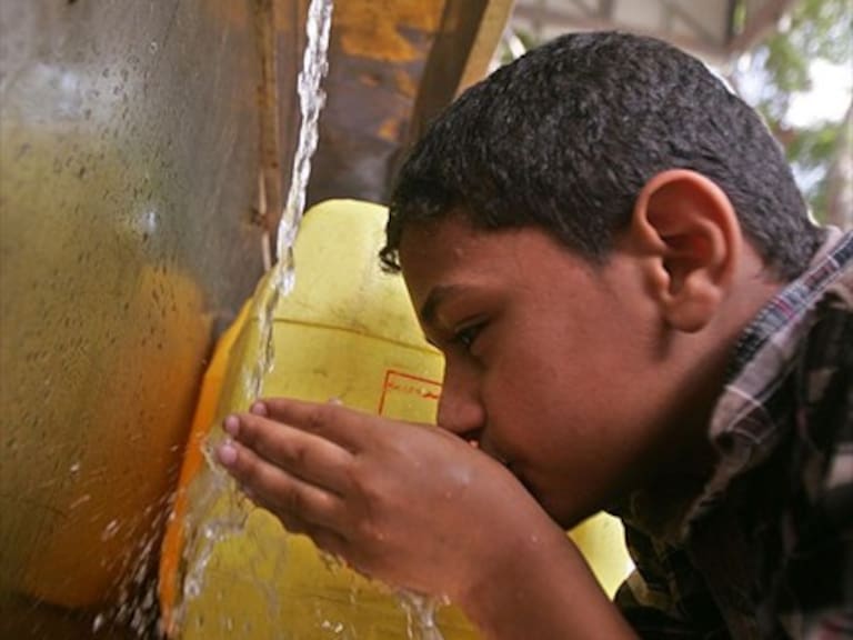 OMS alertó que 2.000 millones de personas consumen agua contaminada con heces