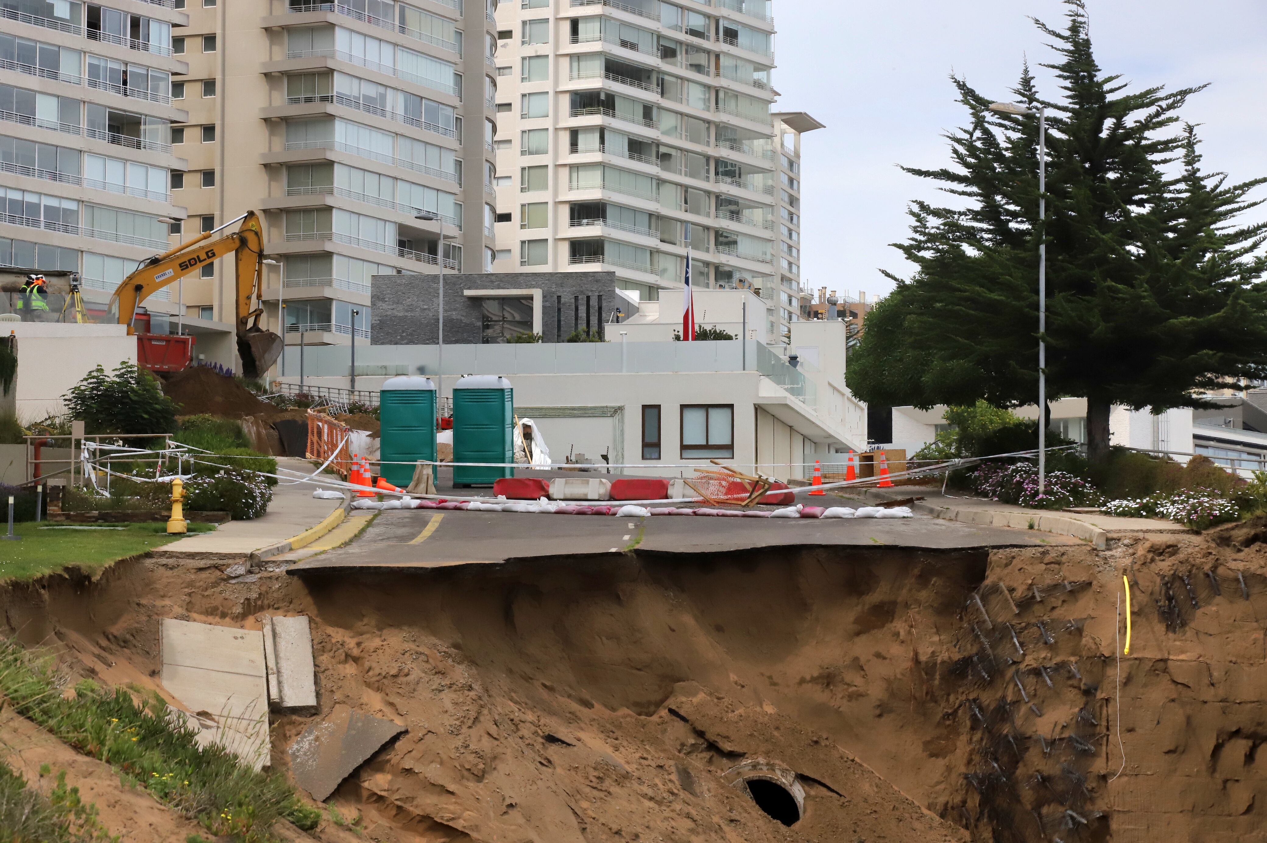21 DE SEPTIEMBRE DE 2023/VIÑA DEL MARTrabajos para reparar el socavon de los edificios de Reñaca.FOTO: MANUEL LEMA OLGUIN/AGENCIAUNO