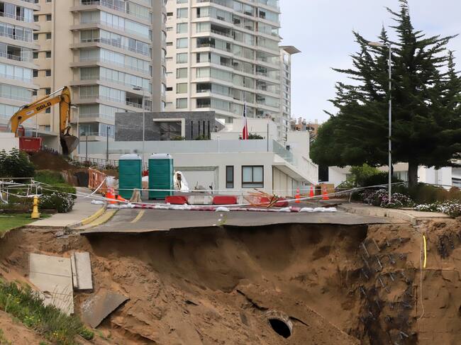 21 DE SEPTIEMBRE DE 2023/VIÑA DEL MAR
Trabajos para reparar el socavon de los edificios de Reñaca.
FOTO: MANUEL LEMA OLGUIN/AGENCIAUNO