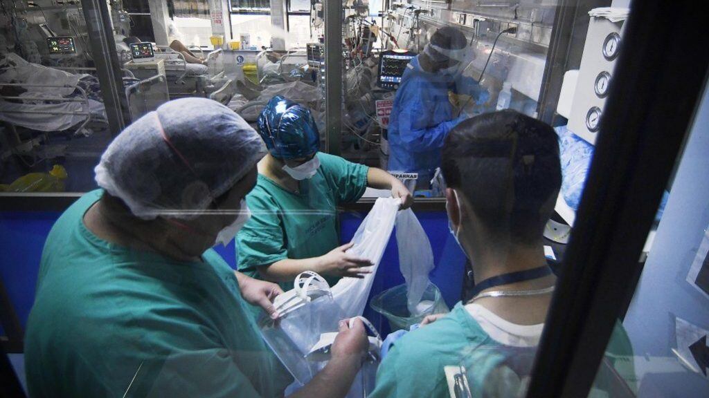 22 de JUNIO de 2020/VALPARAISOEnfermeros cuidan a pacientes en la unidad de cuidados intensivos COVID-19 (UCI)en el hospital Carlos Van Buren a una semana de la cuarentena total por la pandemia coronavirus que vive el país
FOTO: PABLO OVALLE ISASMENDI/AGENCIAUNO