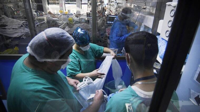 22 de JUNIO de 2020/VALPARAISOEnfermeros cuidan a pacientes en la unidad de cuidados intensivos COVID-19 (UCI)en el hospital Carlos Van Buren a una semana de la cuarentena total por la pandemia coronavirus que vive el país
FOTO: PABLO OVALLE ISASMENDI/AGENCIAUNO