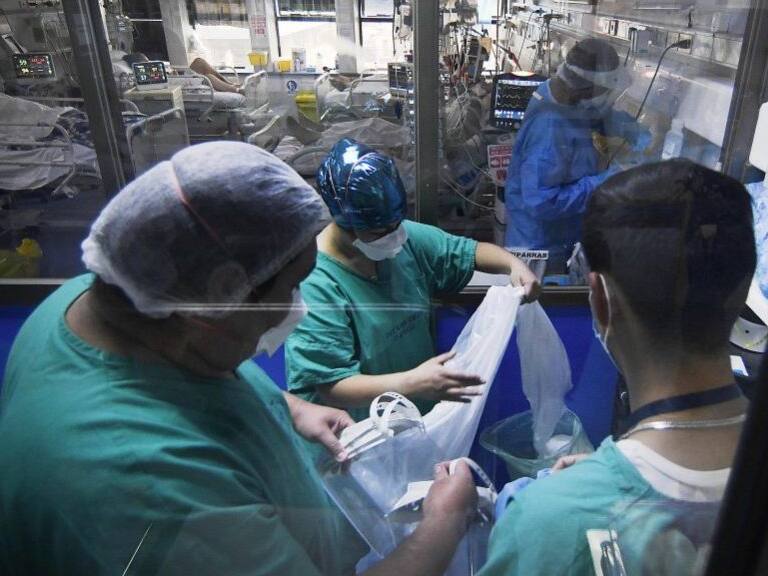 22 de JUNIO de 2020/VALPARAISOEnfermeros cuidan a pacientes en la unidad de cuidados intensivos COVID-19 (UCI)en el hospital Carlos Van Buren a una semana de la cuarentena total por la pandemia coronavirus que vive el país
FOTO: PABLO OVALLE ISASMENDI/AGENCIAUNO
