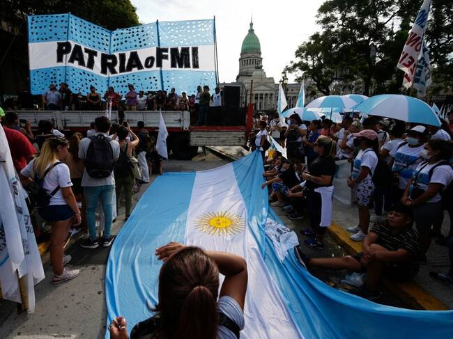 Protesta contra el FMI frente a la sede del congreso en Buenos Aires