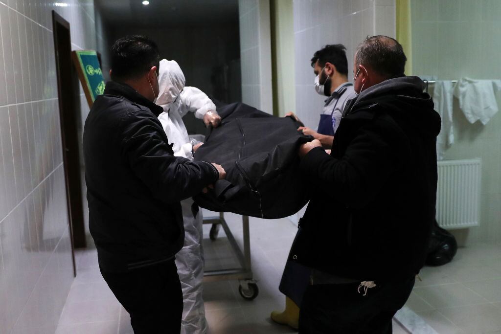 Trabajadores de una funeraria trasladan a una víctima del Covid-19 en Ankara