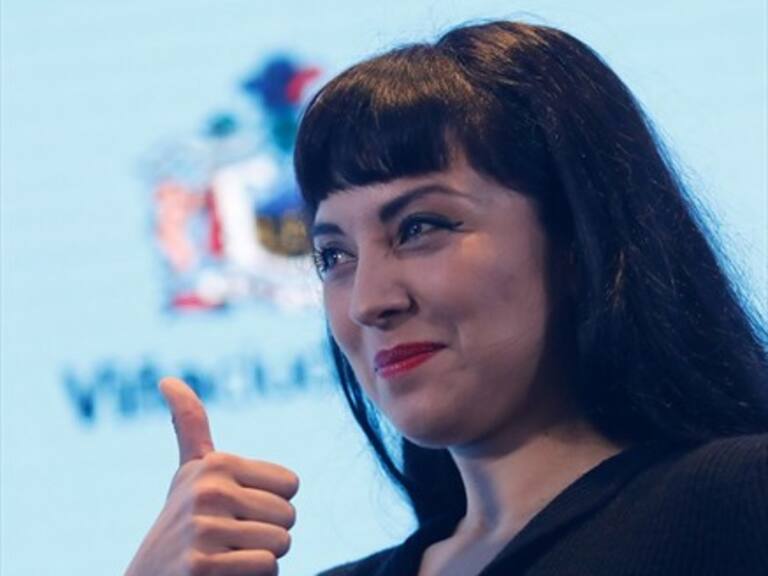 «Yo no soy buena para hablar»: Mon Laferte responde cantando a incómoda pregunta