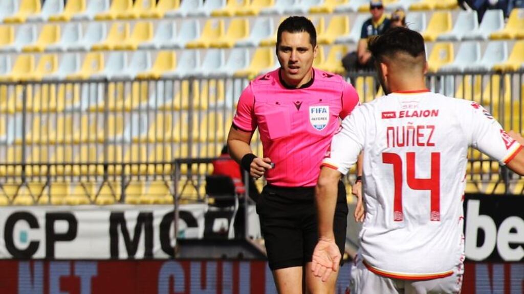 La secuencia del VAR en que Cristian Garay no acató advertencia por errores en el penal de Everton
