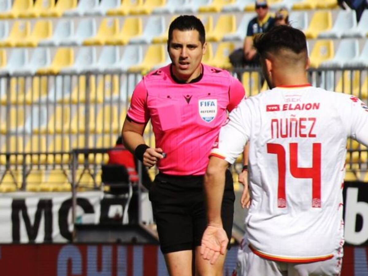 «Voy a validar el gol»: la secuencia del VAR en que Cristian Garay no acató advertencia por errores en el penal de Everton
