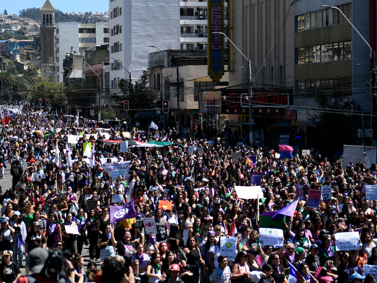 “Volvimos a hacer historia”: más de 350 mil mujeres marcharon en Santiago por el 8M