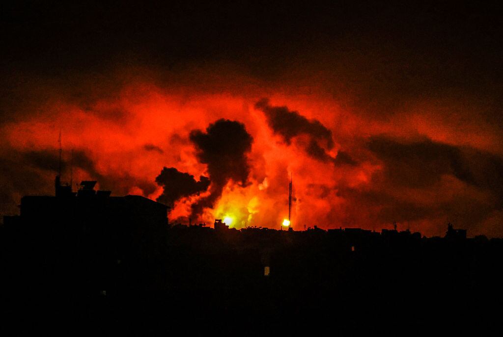 La Franja de Gaza bajo el fuego y el humo que dejan los bombardeos de Israel