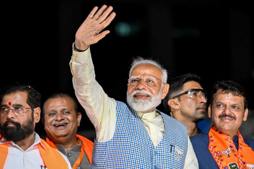 El primer ministro de la India, Narendra Modi, saluda a sus seguidores en medio de la campaña por las elecciones generales en ese país de Asia.
