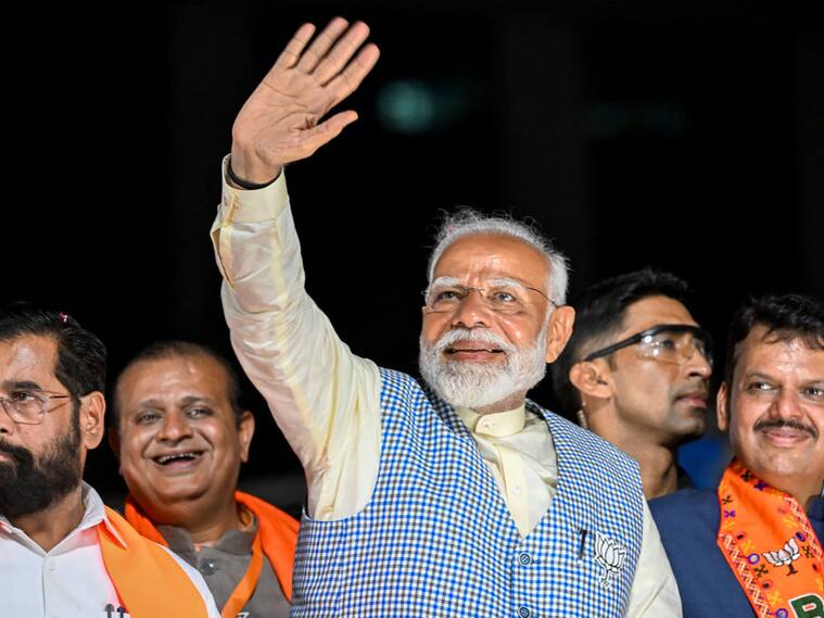 El primer ministro de la India, Narendra Modi, saluda a sus seguidores en medio de la campaña por las elecciones generales en ese país de Asia.