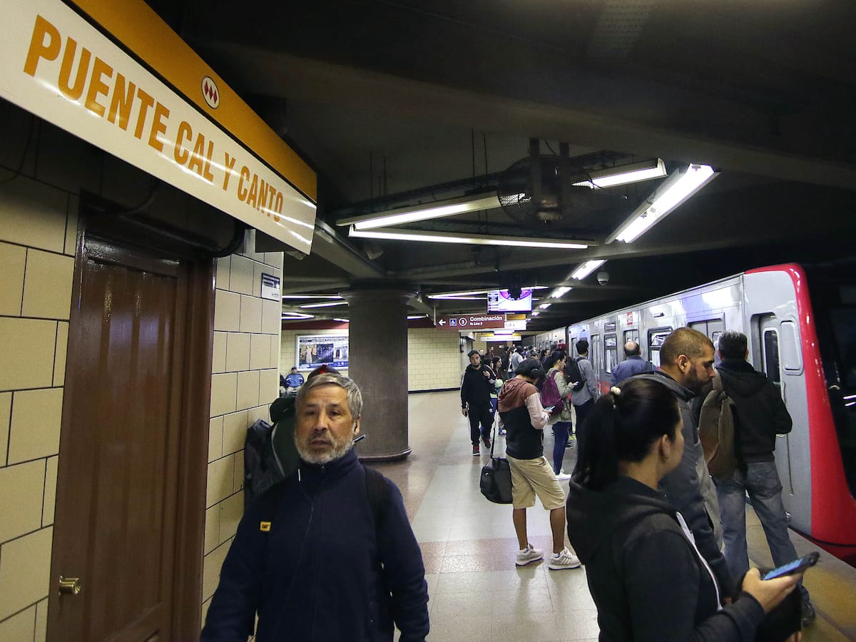 Usuarios del Metro de Santiago reportan demoras en Línea 2: así funciona el servicio hoy lunes