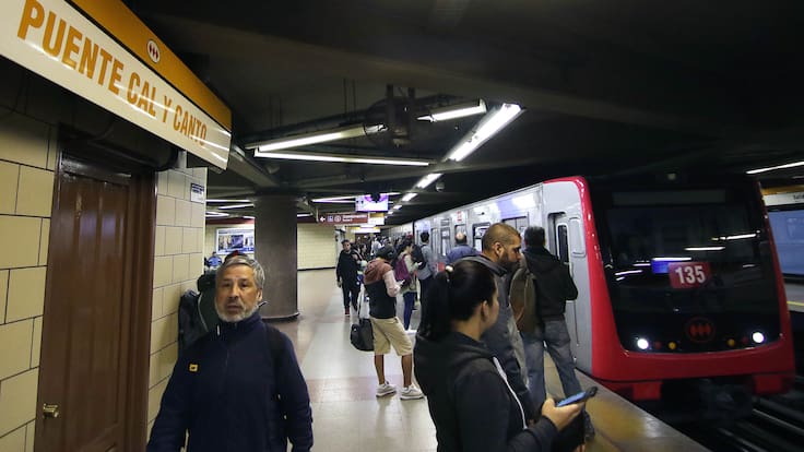 Usuarios del Metro de Santiago reportan demoras en Línea 2: así funciona el servicio hoy lunes