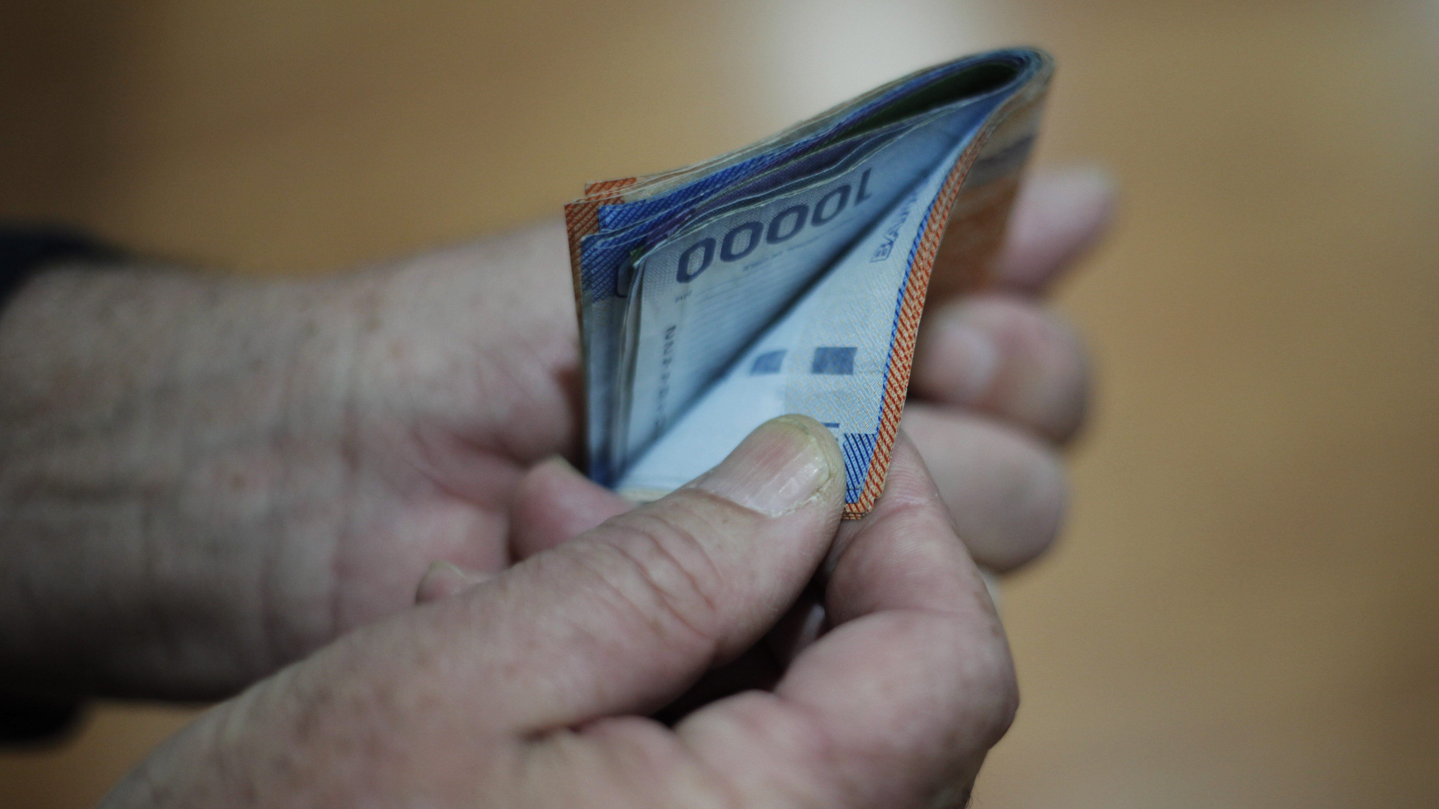 9 de julio de 2014/SANTIAGO
Detalle de billetes que suman 225 mil pesos, lo que equivale al salario mínimo que fue aprobado hoy por el senado. 

FOTO: DAVID VON BLOHN/ AGENCIAUNO