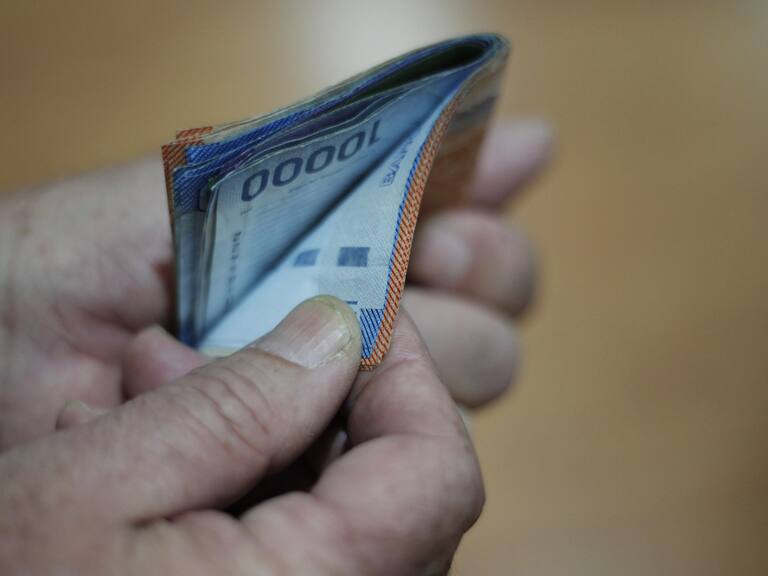 9 de julio de 2014/SANTIAGO
Detalle de billetes que suman 225 mil pesos, lo que equivale al salario mínimo que fue aprobado hoy por el senado.
FOTO: DAVID VON BLOHN/ AGENCIAUNO