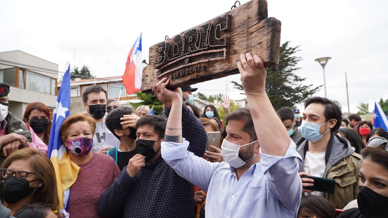 Un artesano de Magallanes le regaló esta figura de madera a Gabriel Boric. Gentileza Claudio Monge