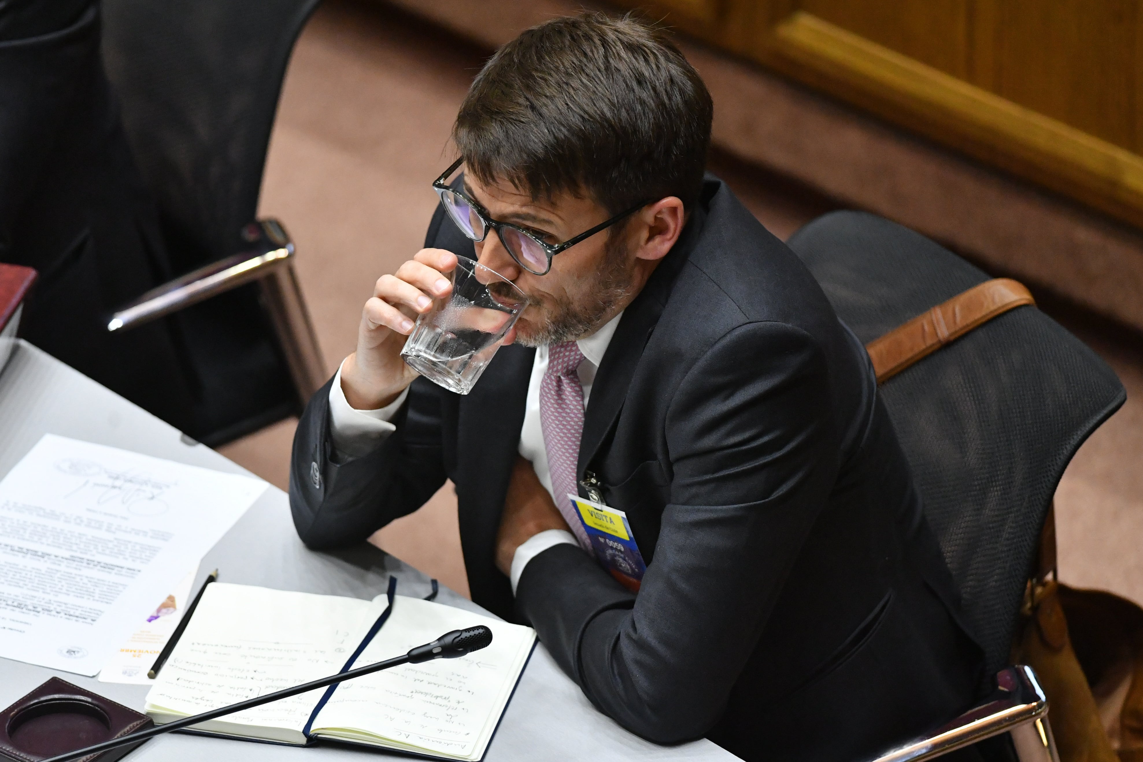 25 DE NOVIEMBRE DE 2025/VALPARAISO
El ex ministro de energía Diego Pardow toma agua durante la acusación constitucional en su contra, en el hemiciclo del senado.
FOTO: OSCAR GUERRA/UNO NOTICIAS
