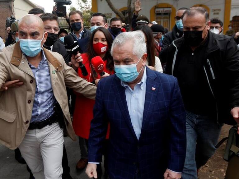 «Ay, se cayó»: camarógrafo de Canal 13 sufrió accidente durante despacho en vivo