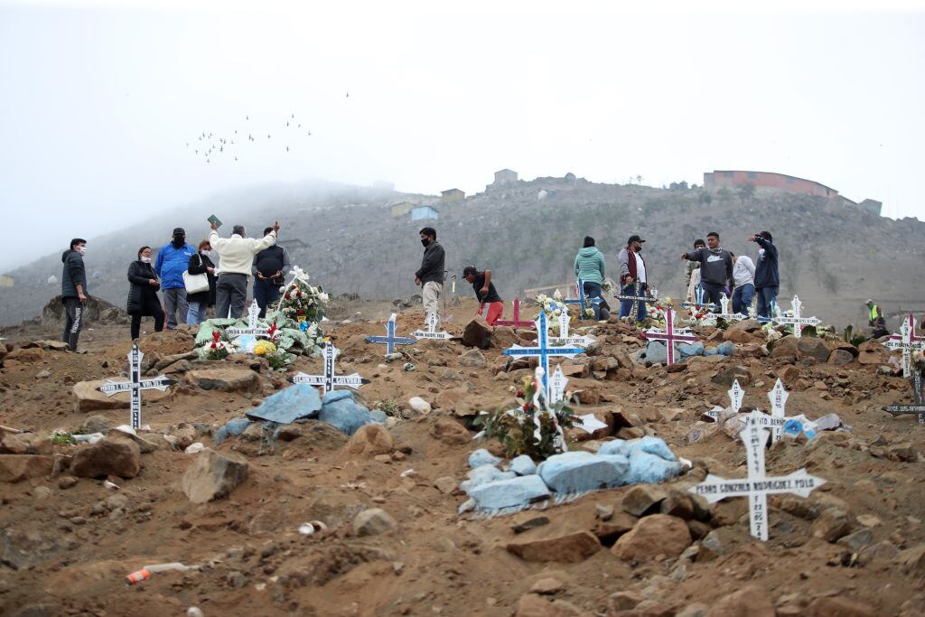 Familiares visitan a fallecidos por Covid-19 en cementerio de Perú
