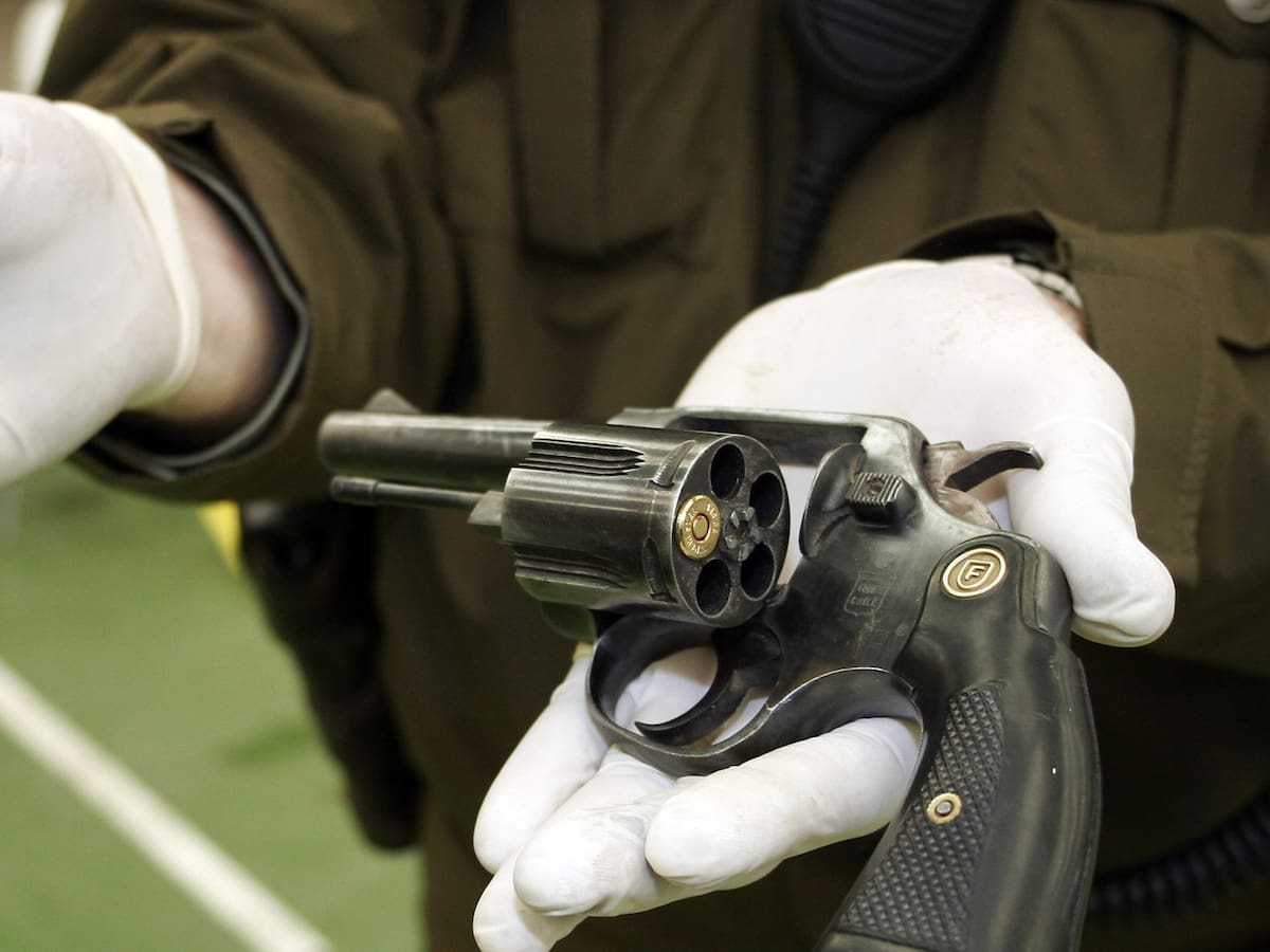 Carabineros detuvo a funcionario del Poder Judicial tras allanamiento en Traiguén: encontraron armas y drogas
