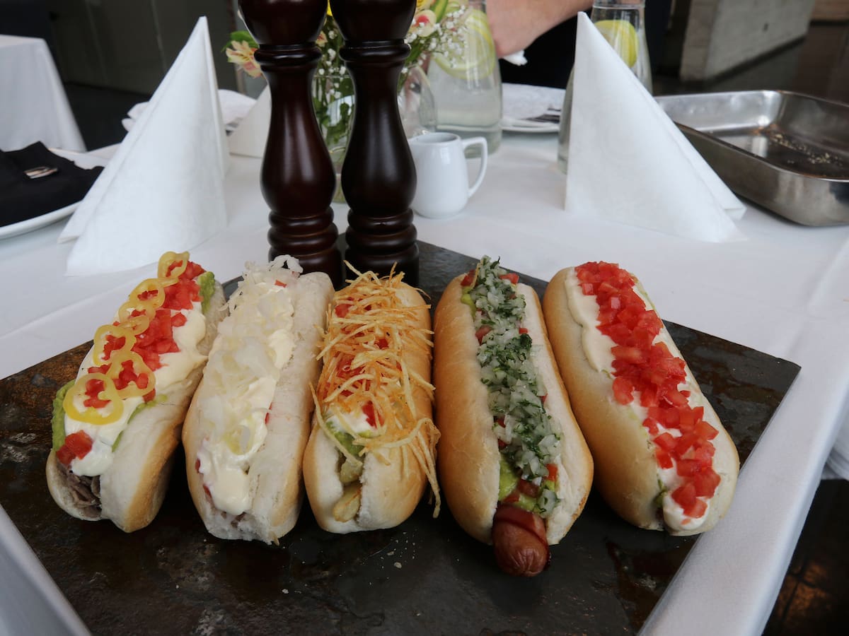 ¿Quieres celebrar el día del completo? Estos restaurantes tendrán ofertas especiales