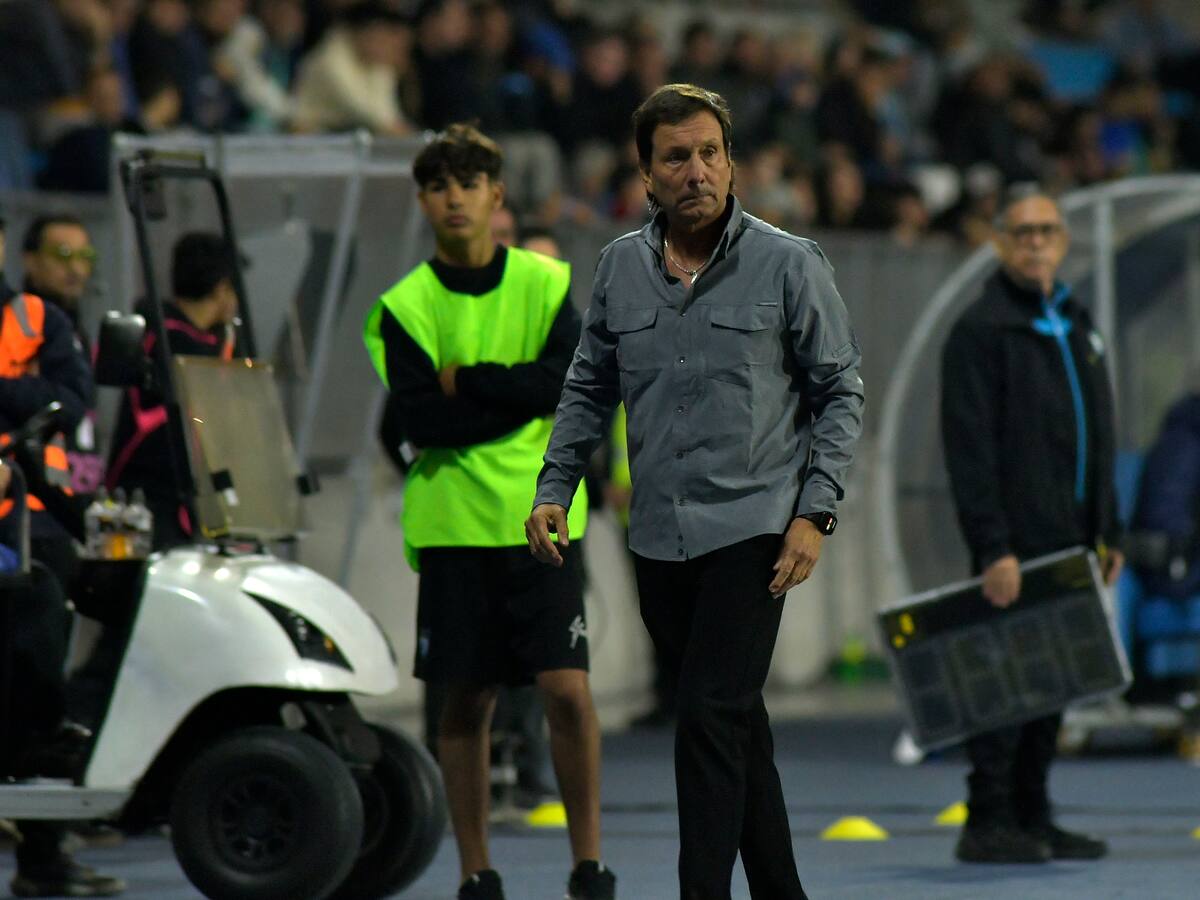 DT de Deportes Iquique mostró su molestia con el arbitraje tras el empate con Universidad Católica: “Creo que pudimos conseguir algo más”